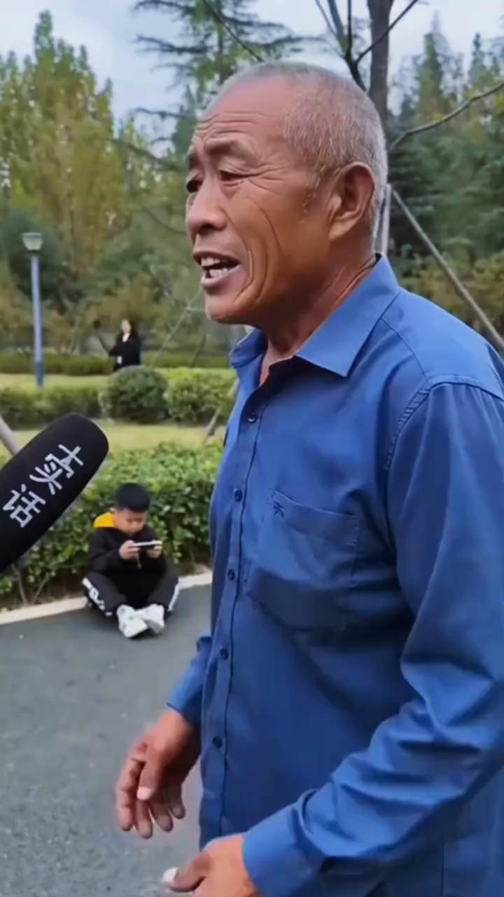 30年前小孩满街疯跑，摔了爬起来继续玩，天天和土玩，太阳下山都不回家，那才是真正