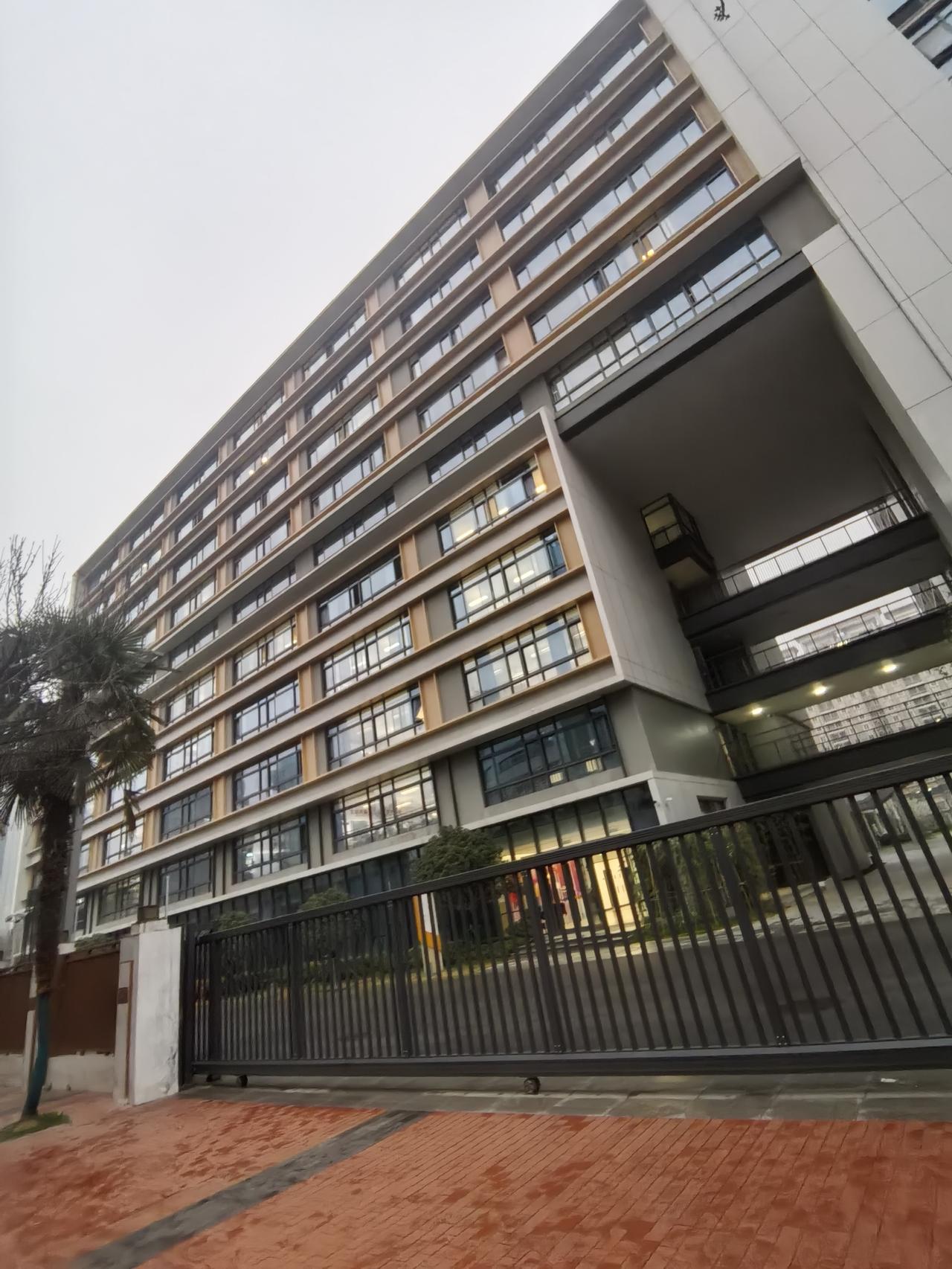 舅舅再不好
也比叔叔强
姨姨再不好
也比姑姑强
有没有人反对

姑姑亲是因为她要