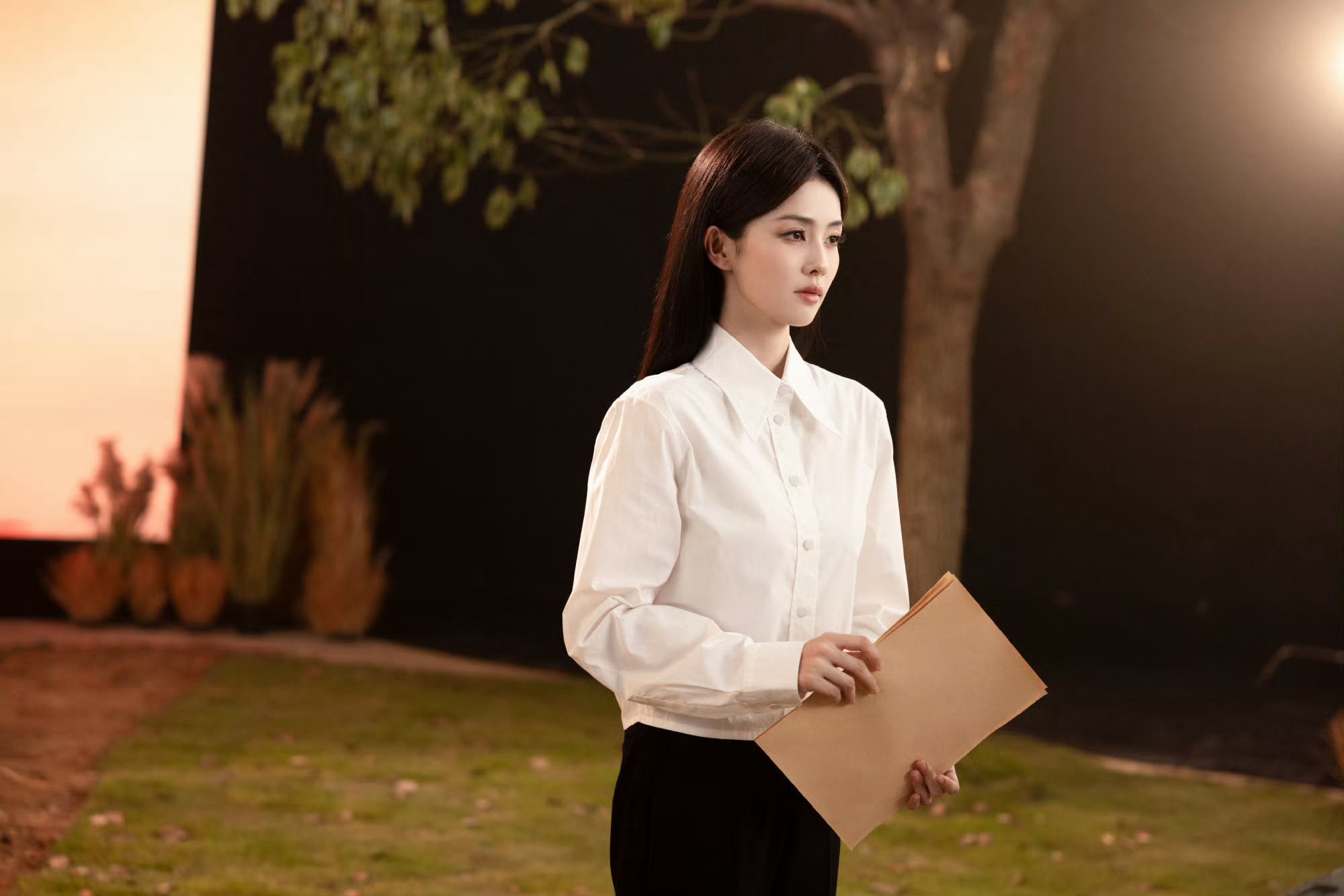 白鹿白衬衫根正苗红根正苗红的女演员白鹿，演什么是什么的好演员[哇] ​​​