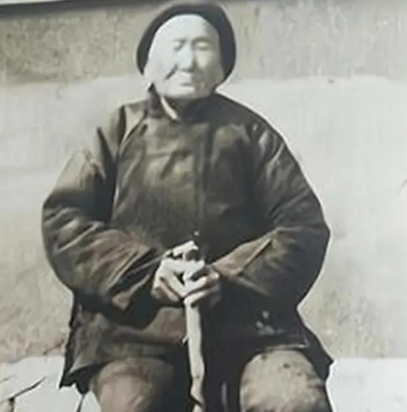 1941年，一位老妇人请