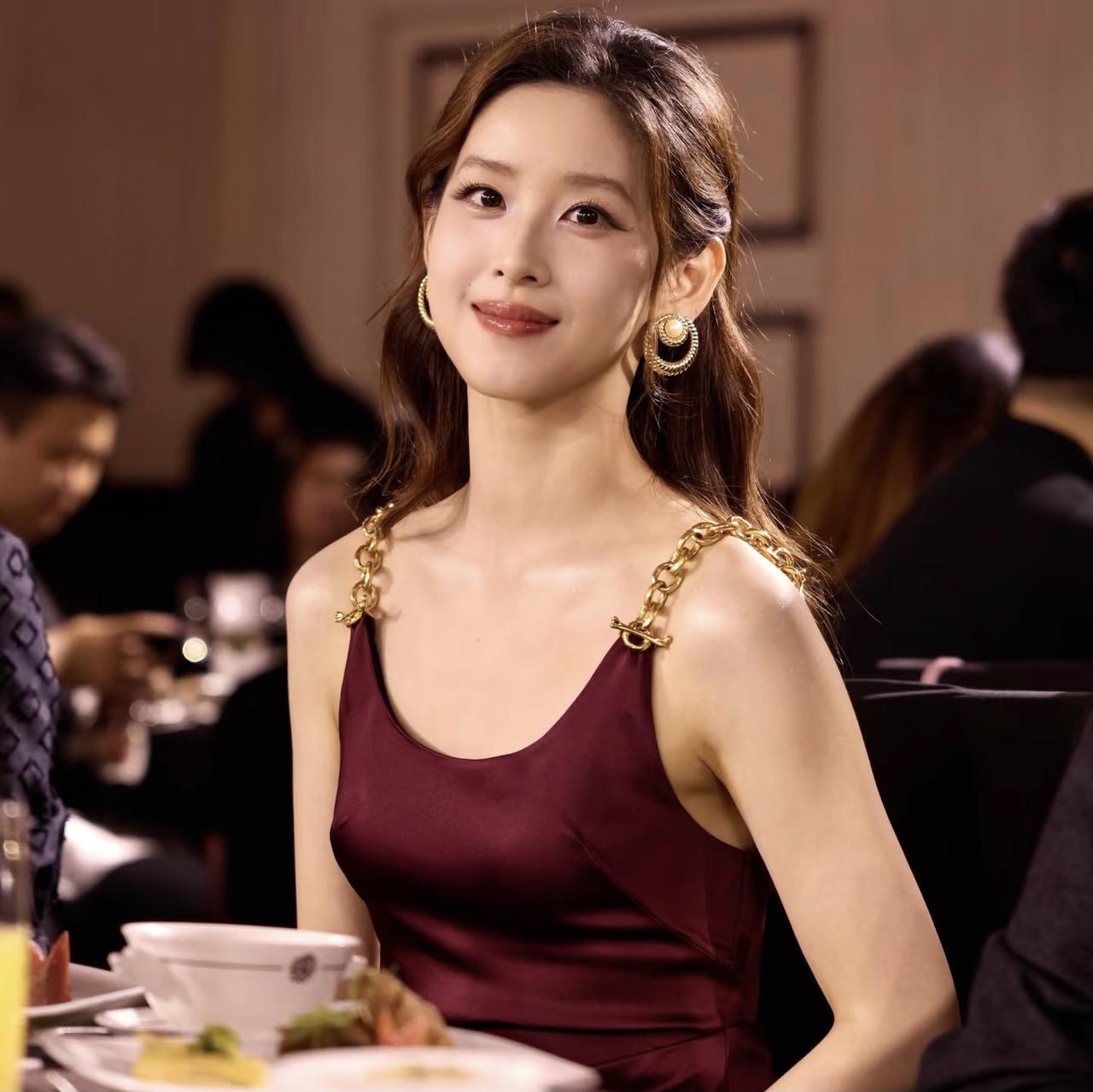 章泽天开通播客请来的第一个嘉宾就是刘嘉玲，

意外的是网友最感兴趣的不是刘嘉玲，