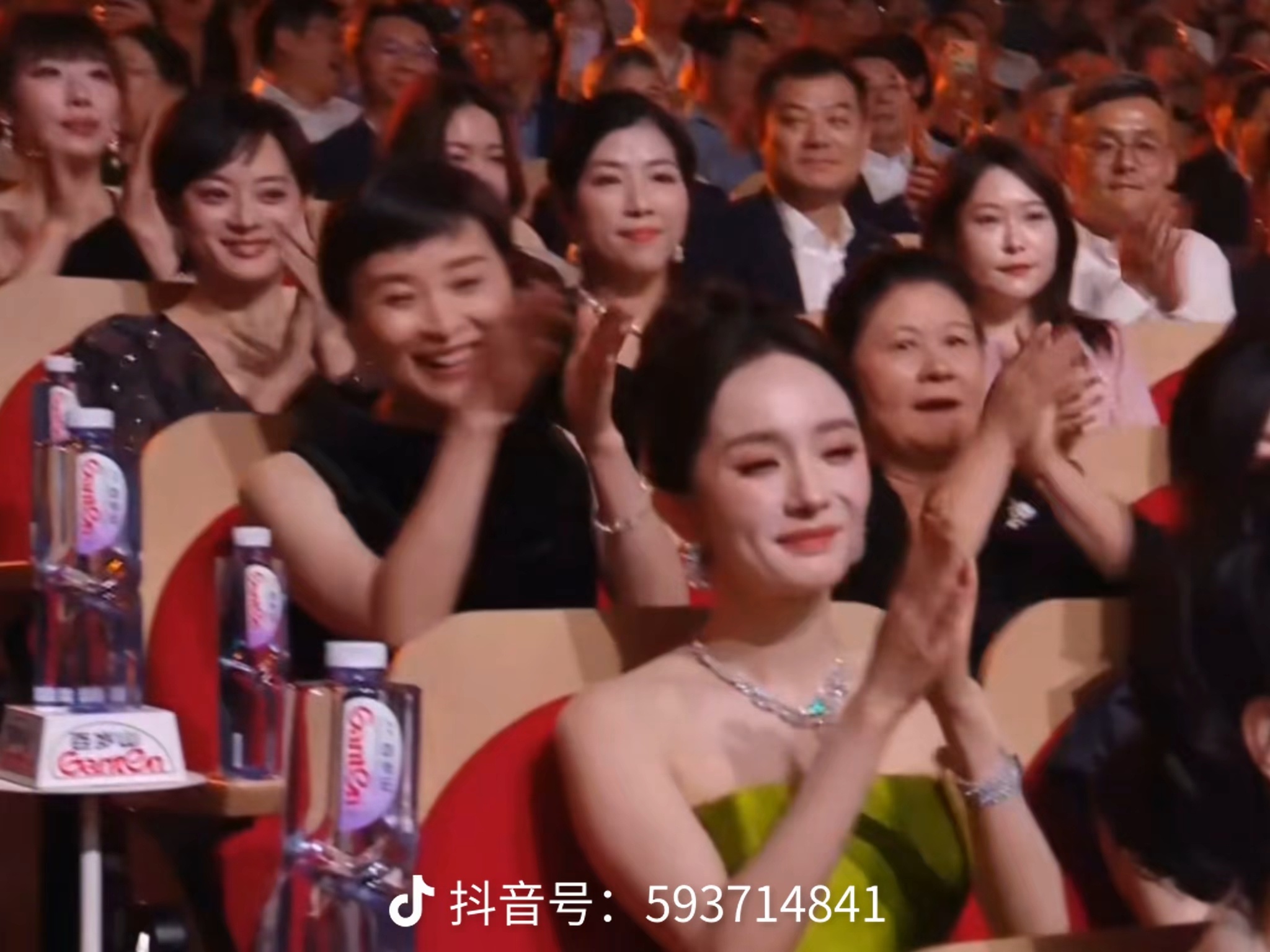 杨紫/白玉兰下沉市场这两天刷🫘全是杨紫唱的“歌声与微笑”，底下全是对她得奖的欣
