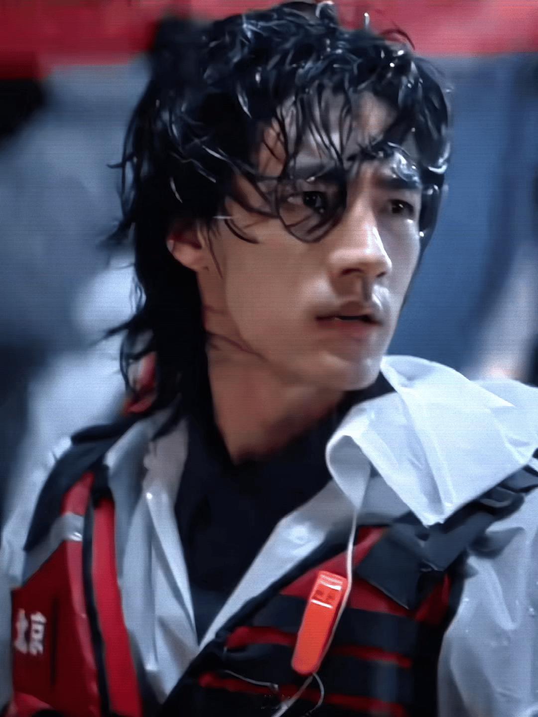 此沙 被雨淋湿的小狗  此沙这一组图片的含金量还在上升，仿佛是淋雨破碎小狗帅气属