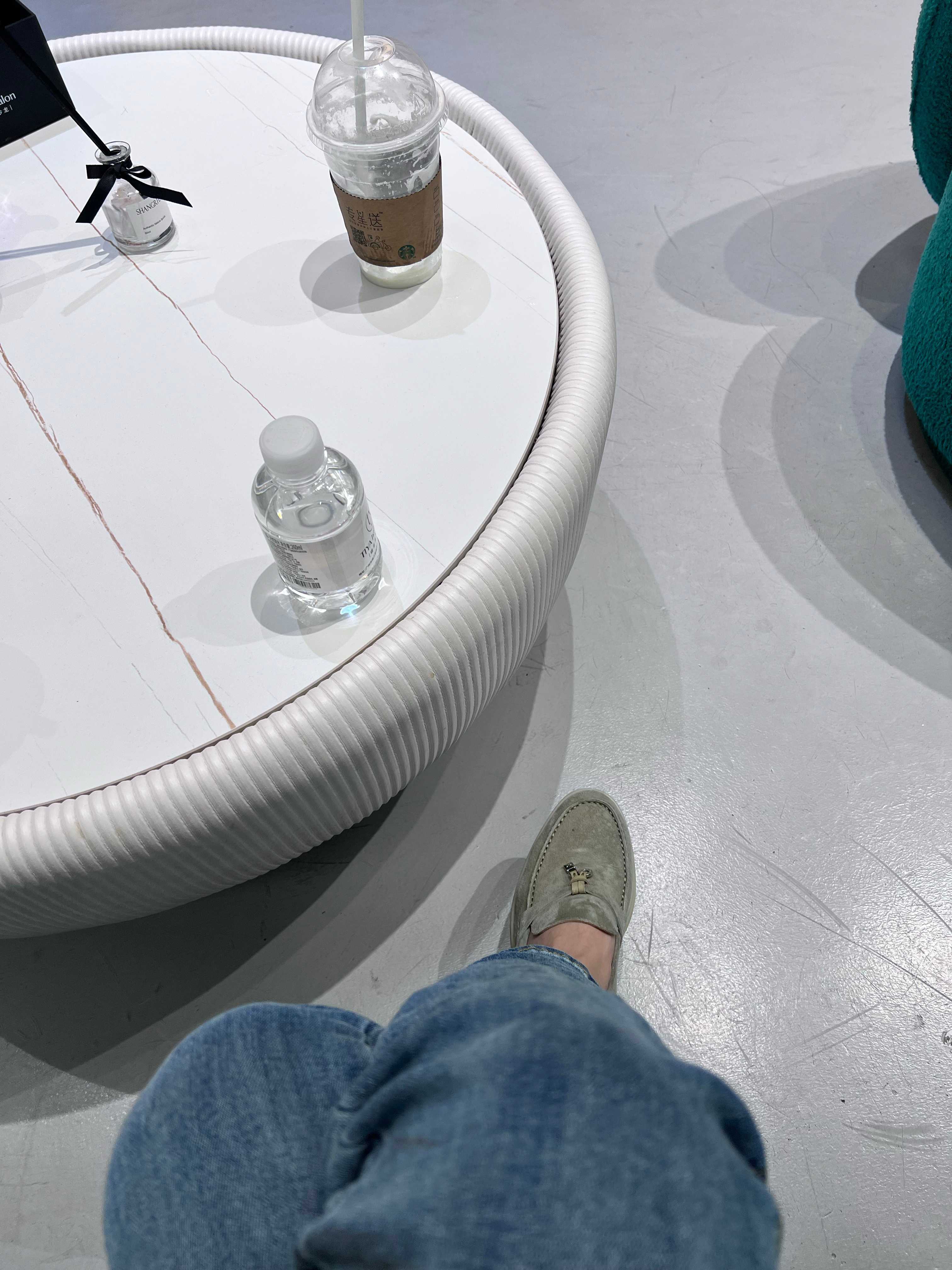 又来染头发了 我服了 之前半个月前染过三但是颜色有点偏红 洗一洗掉的更红了 搞个