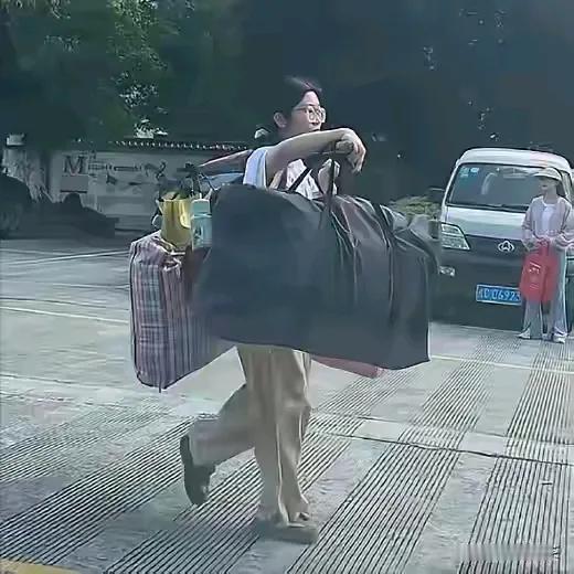 如果我们的孩子都像她

负重的扁担压在她瘦小的肩胛，  
两捆编织袋里装满被褥与