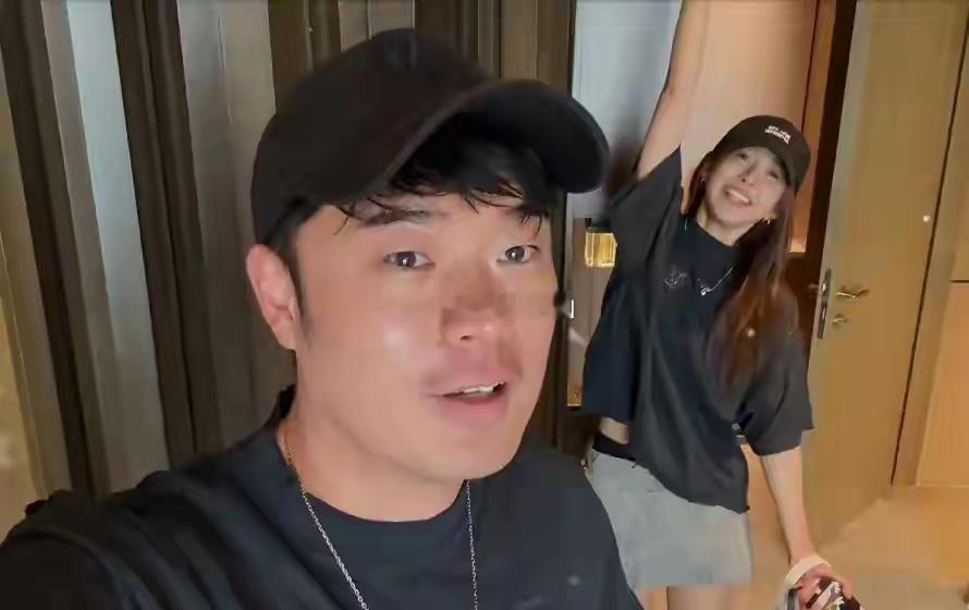 陈赫带老婆回老家福州，不住爸妈家住酒店，穿情侣装逛初中学校 ​​​