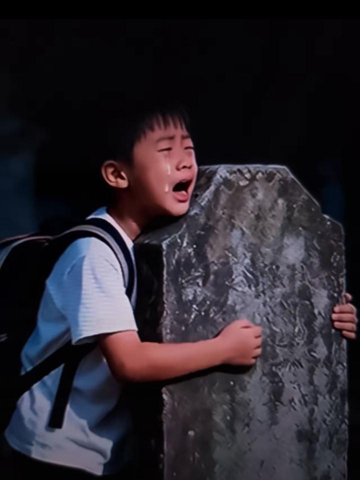 苦命的娃！放学铃声刚响，那娃背着磨破边角的书包，一路往城郊公墓跑，书包带子晃悠着