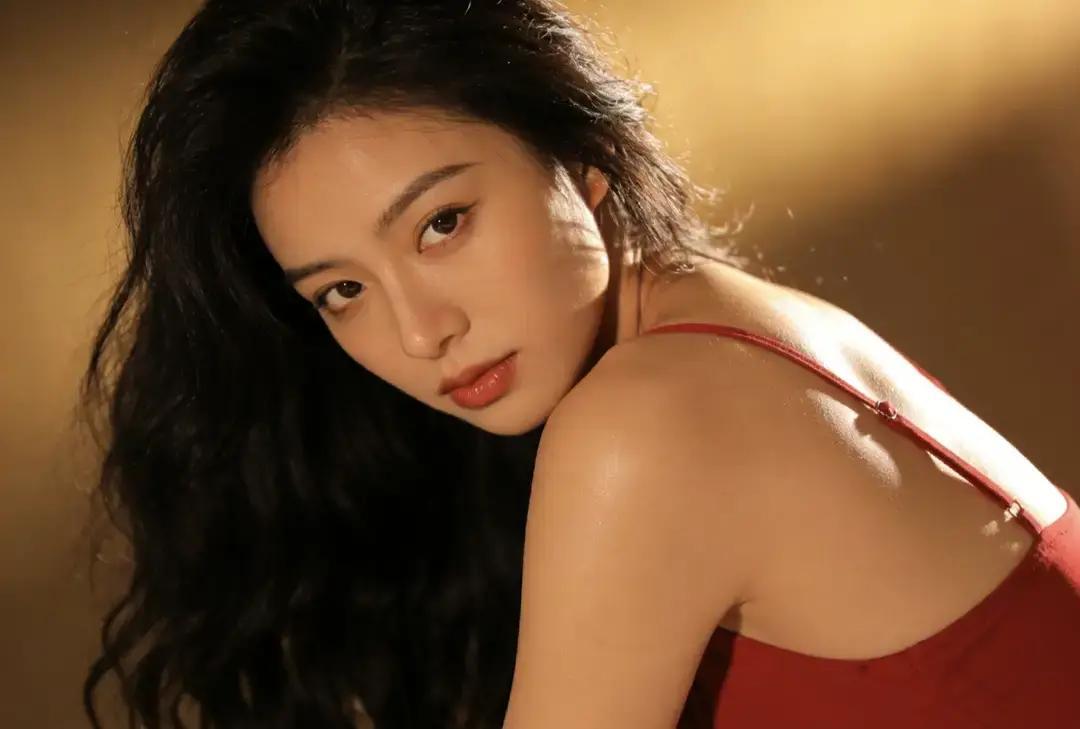 兄弟坐着，肩膀塌下去。

我递过热咖啡，杯壁烫到指尖。

以前总觉得金子能换太平