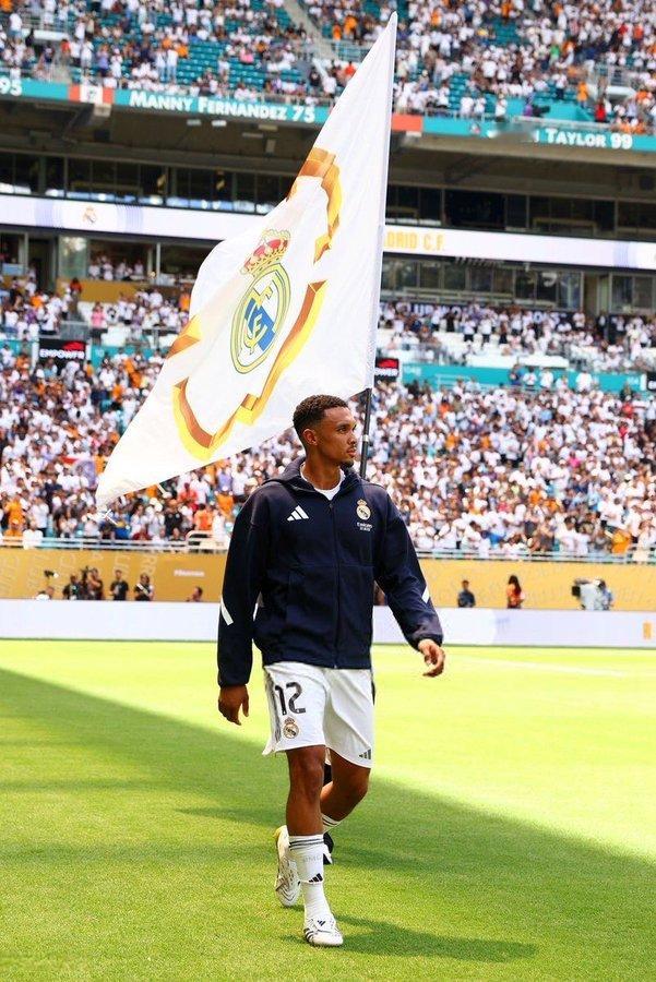 阿诺德曾遭遇过两次严重的肌肉伤病，至今还没有为皇家马德里出场500分钟。他最后一