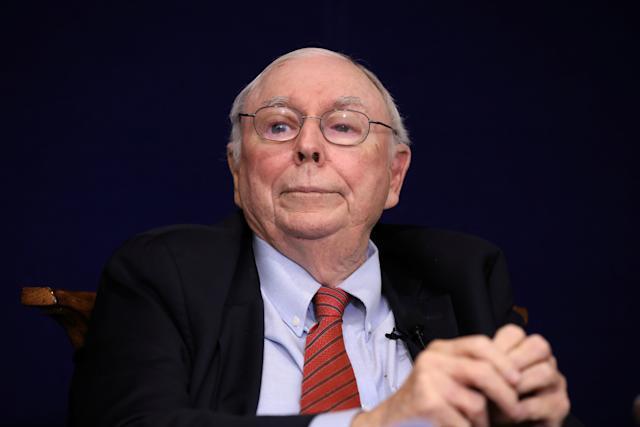 芒格在29岁离婚，净身出户。

身边还带着一个白血病的儿子，在律所打工，还不知道