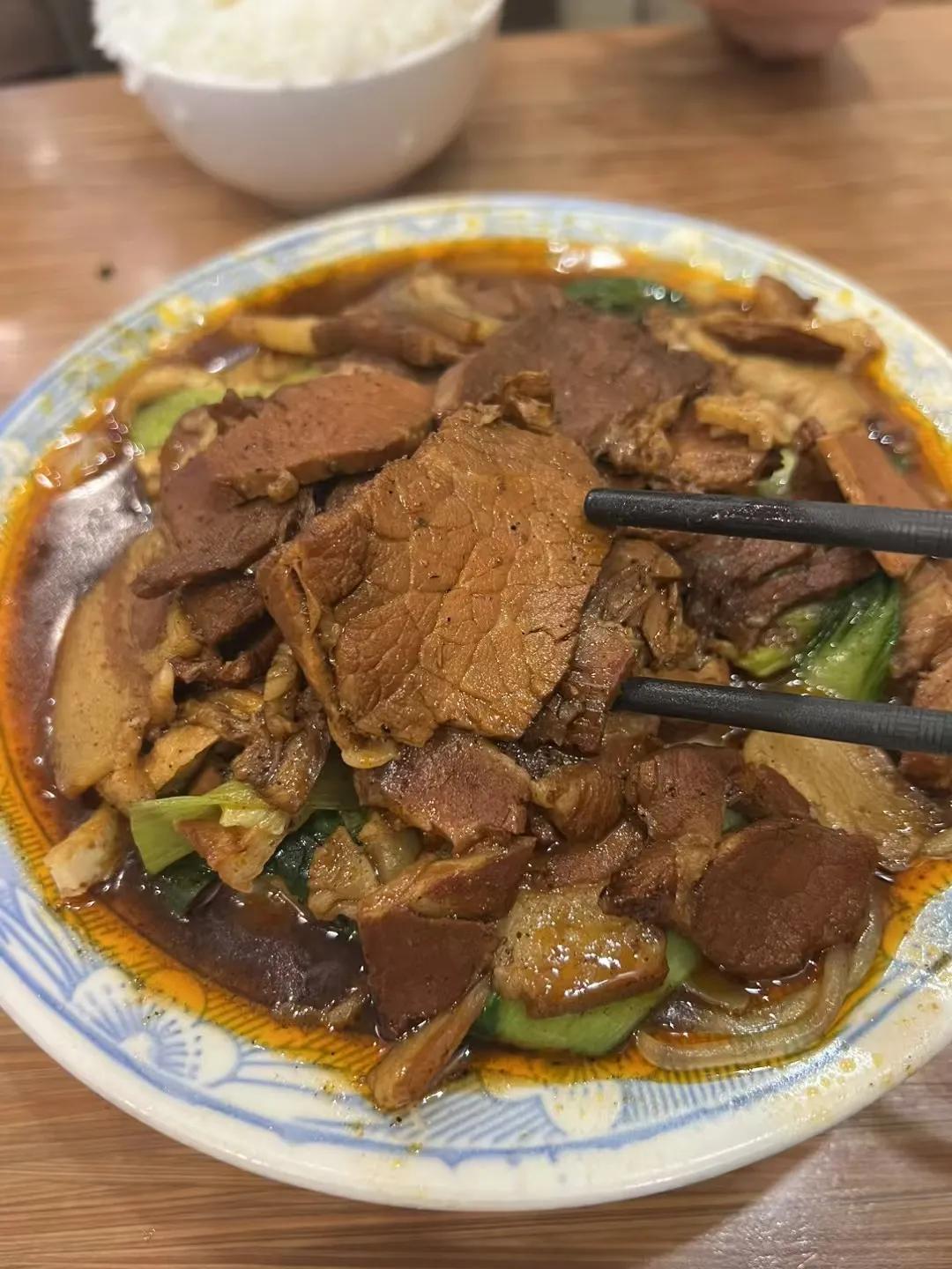 晚饭就简单来一碗揽锅菜吧！
您知道郑州揽锅菜哪家店做的好吃吗？