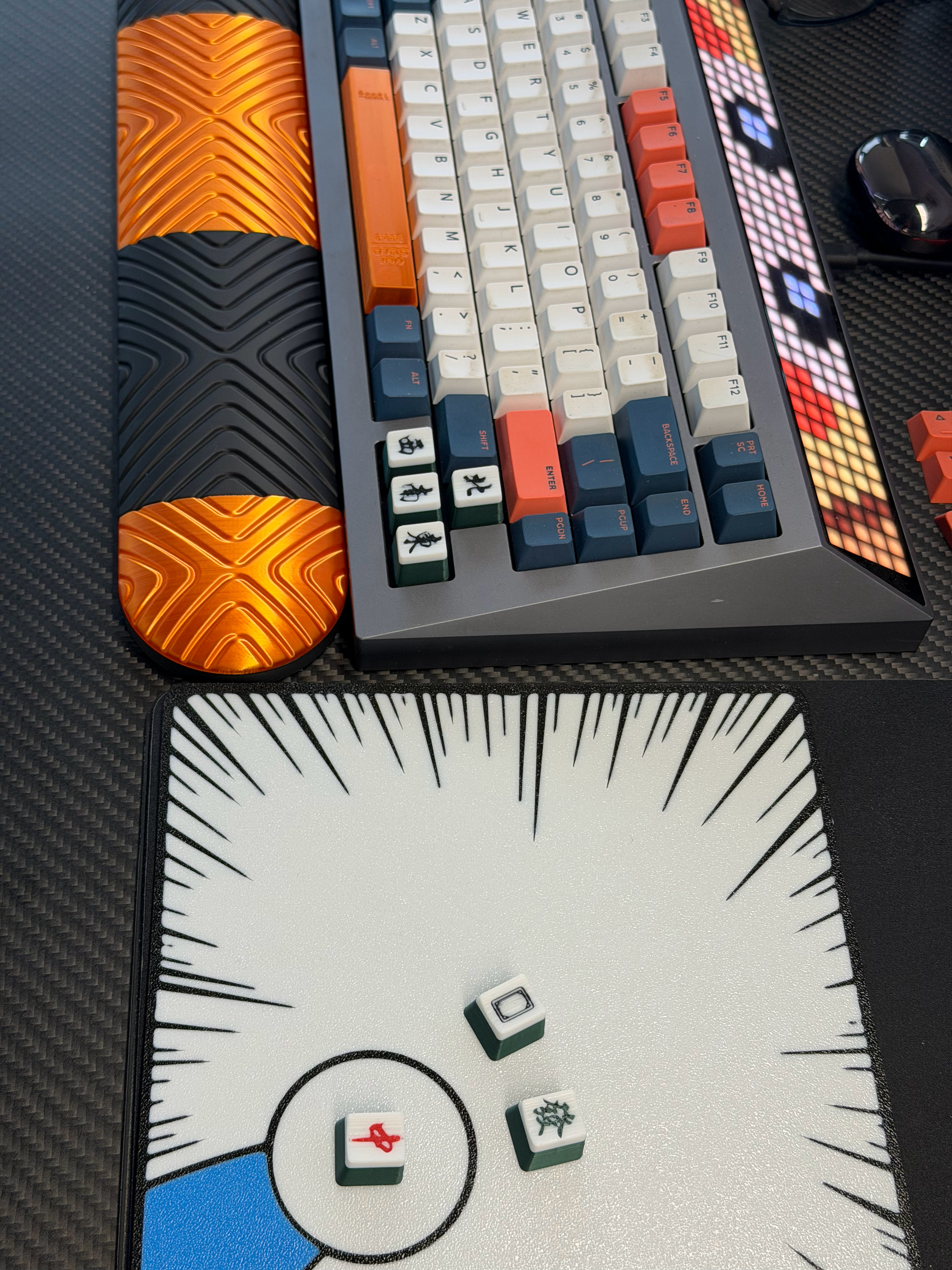 鼠标垫、键盘托、键帽，都是3D打印 的了，键帽用0.4mm打出来细节不够，改天再