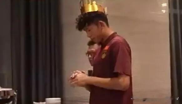 蒯纪闻领唱生日歌，国足昨晚全队为小将刘诚宇庆祝生日，新人领唱生日歌的传统从伊万开