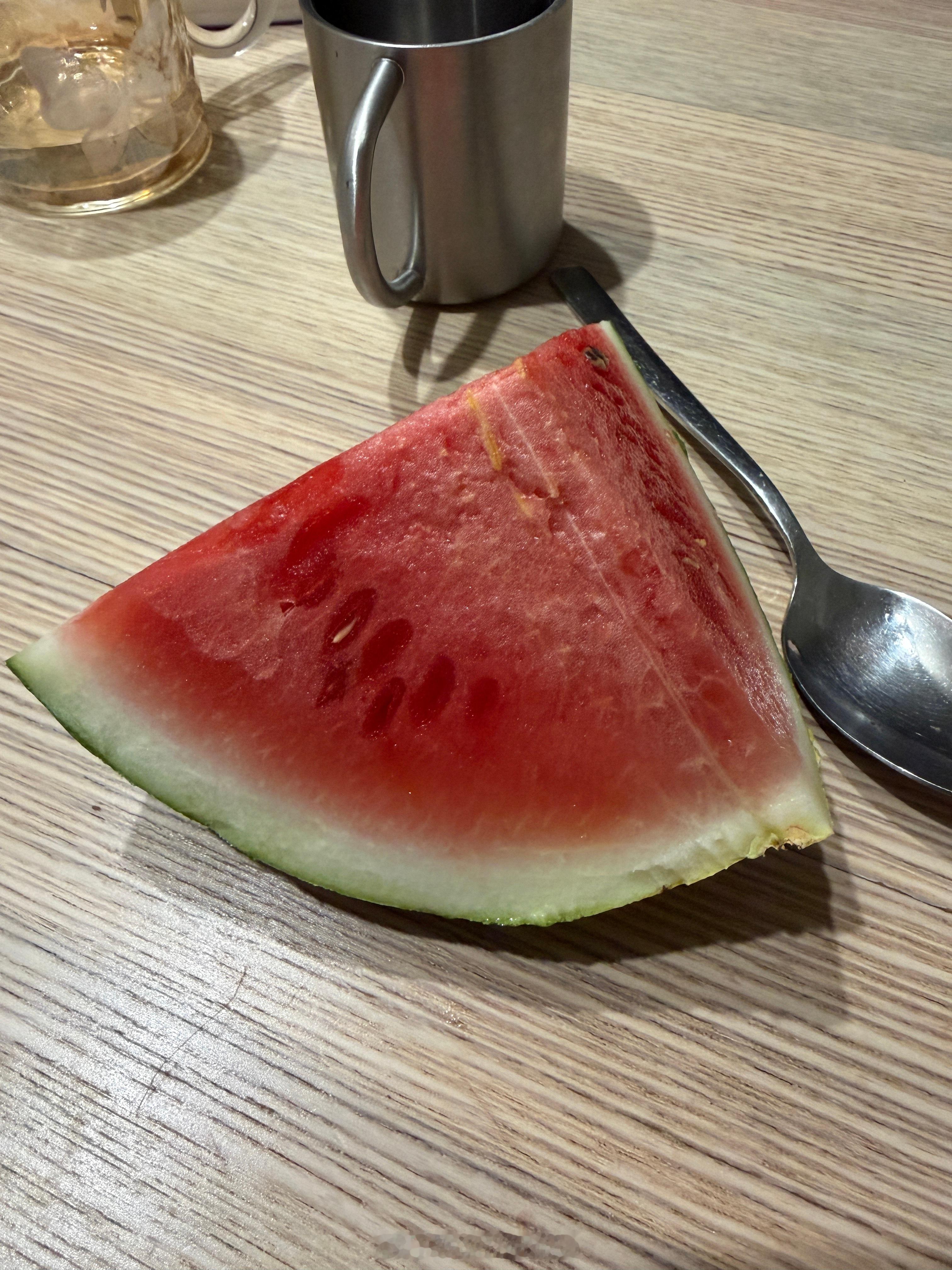 天塌了。。。。运动完回到家发现桌子上给我留了一块西瓜吃还是不吃？？？ 