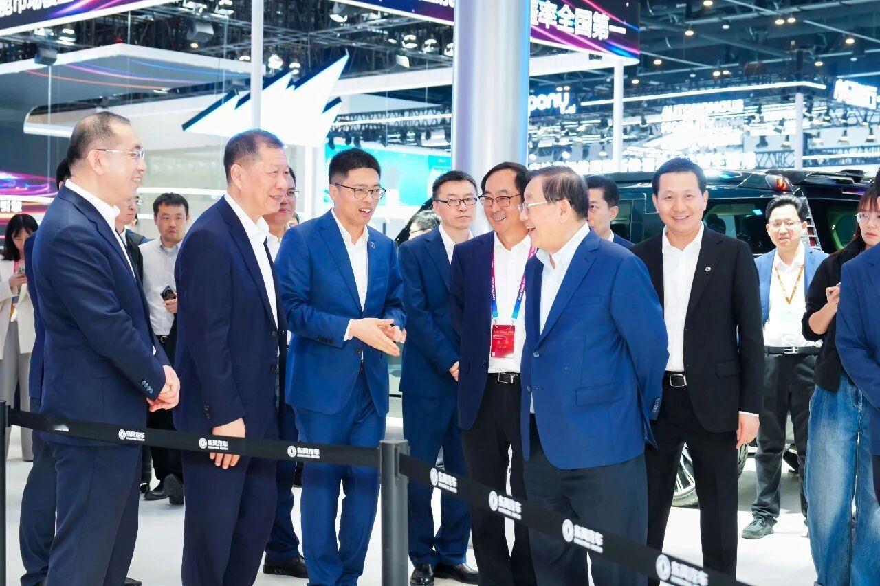 盛鉴东风，智领产业未来
北京车展高光时刻！多位领导与行业同仁莅临东风汽车站台视察