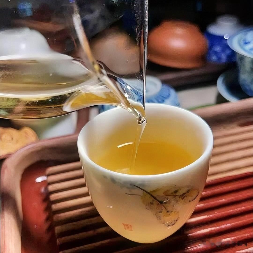 《茶时诗经体》
于以注汤？于青瓷之瓯。
于以成味？于岁月之幽。
叶浮若岁，盏浅若