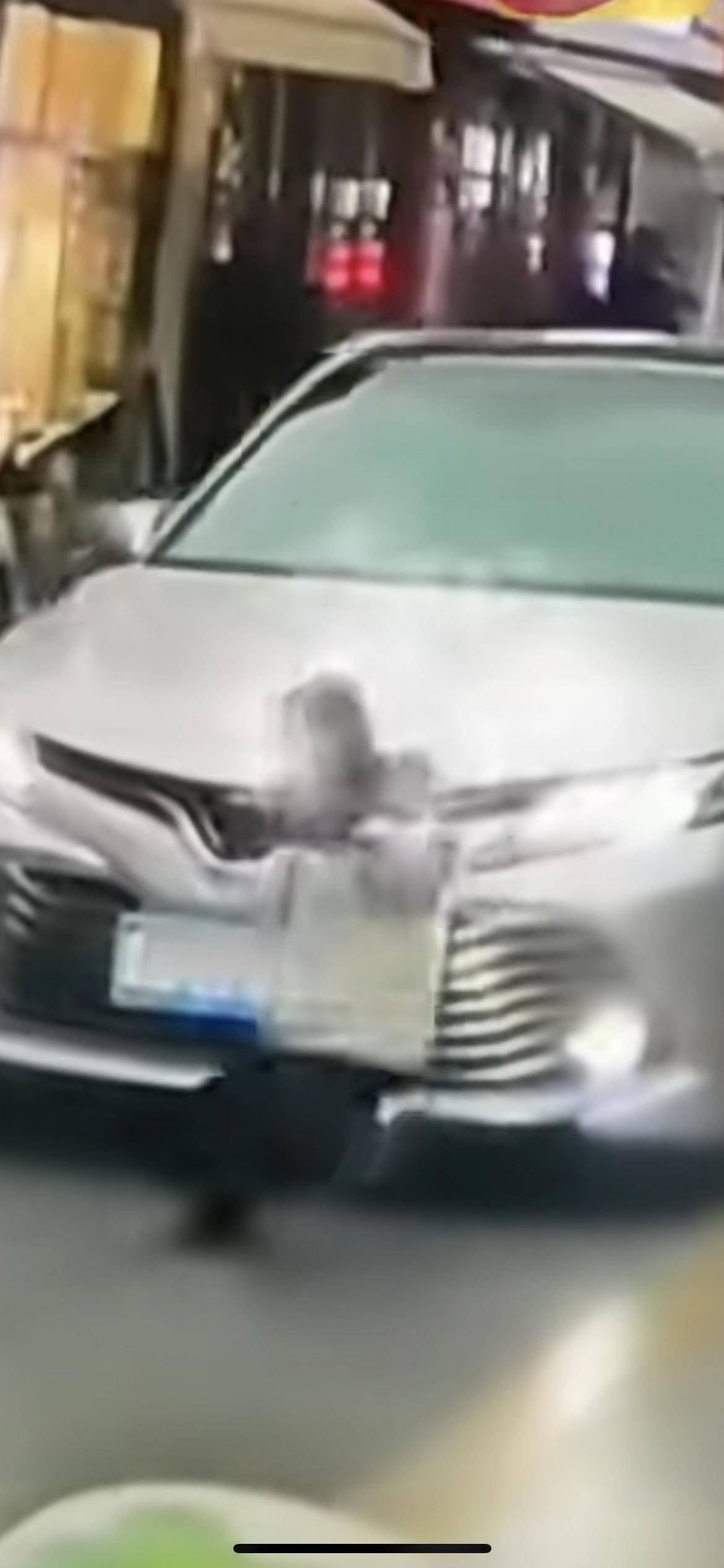 3月6日贵州，爸爸带孩子在马路上逆行，男孩突然奔跑横穿马路，险些与正常行驶车辆相