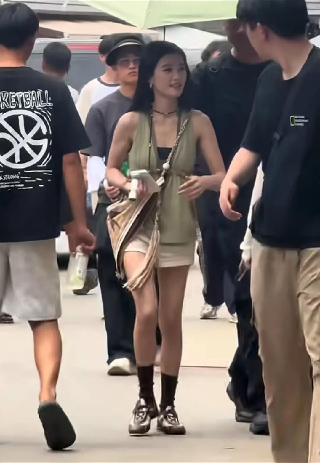 卢昱晓在西双版纳路人镜头下的状态，话说她在版纳是有工作吗，刺棠不是在定妆围读吗，