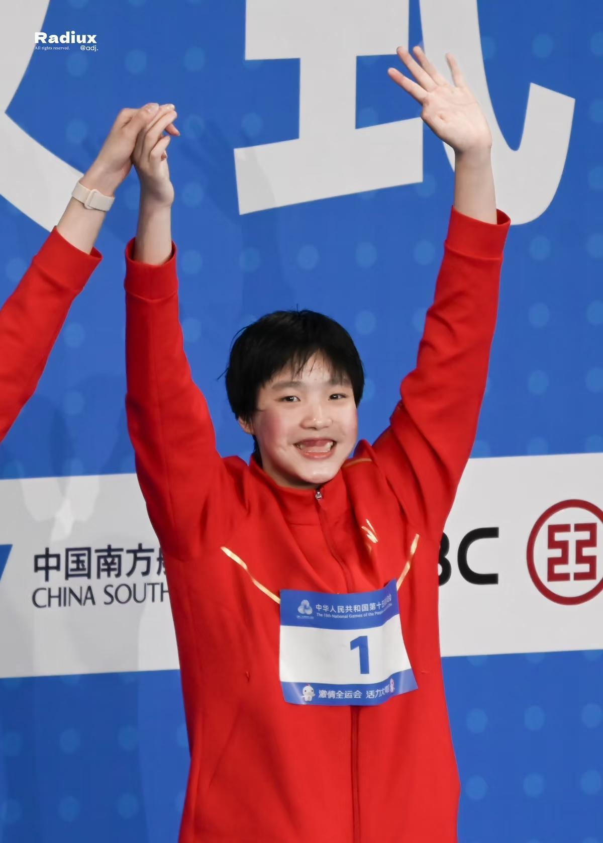 这下可瞒不住了，
全国人民都知道了，12岁小将于子迪在拿下200米蝶泳金牌后，又