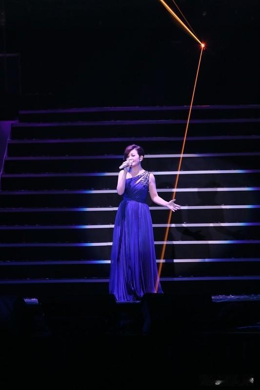 邓丽君的歌，真是经典中的经典，演唱风格独特，艺术价值超高，至今无人能比。她是80