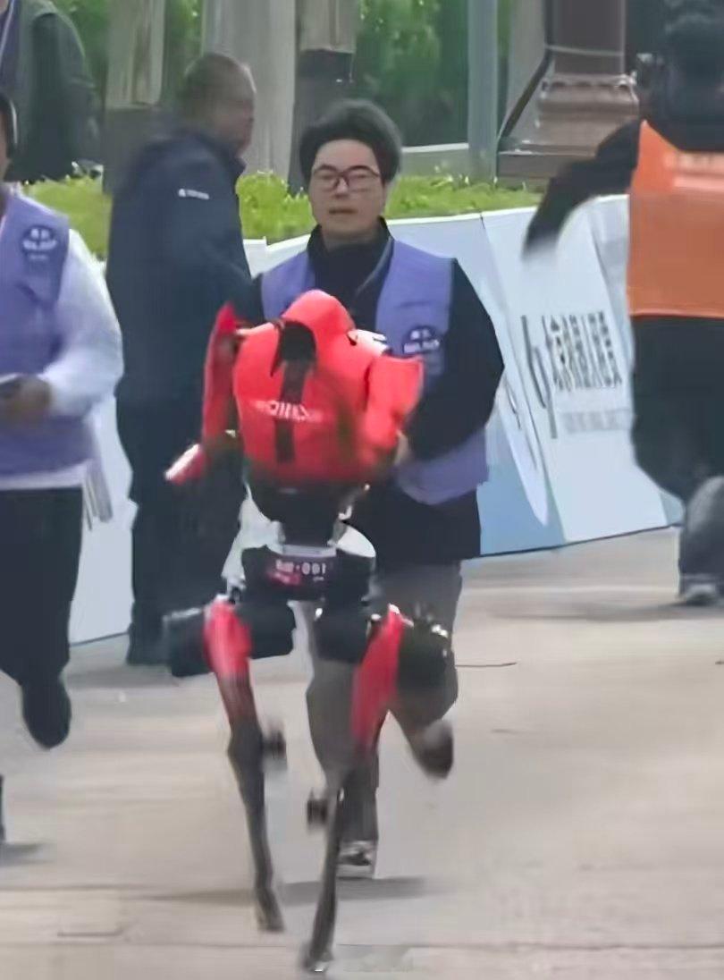 荣耀机器人北京半马跑赢人类引外媒关注外媒集体聚焦点赞！荣耀机器人凭优异半马成绩打