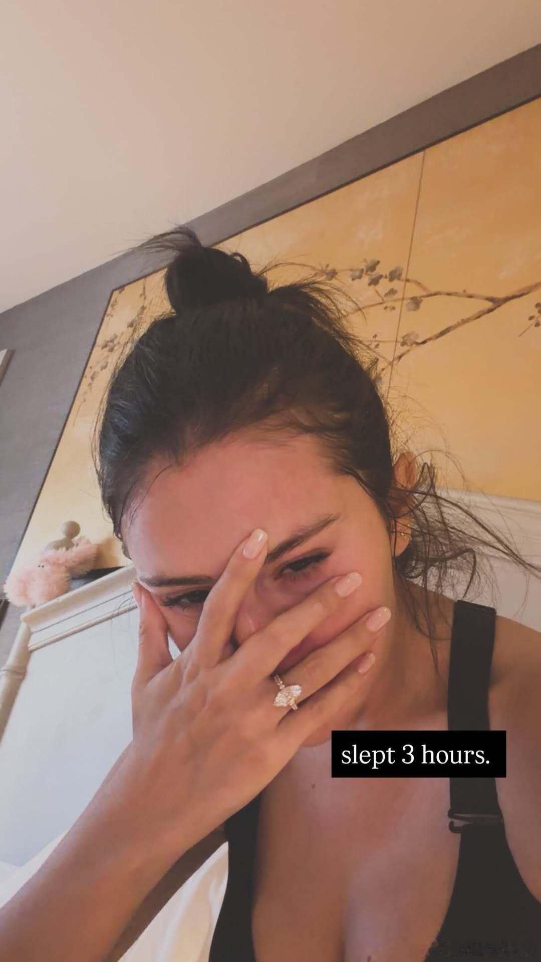 Selena Gomez赛琳娜戈麦斯晒起床照，为了追NBA只睡了三个小时又要去上