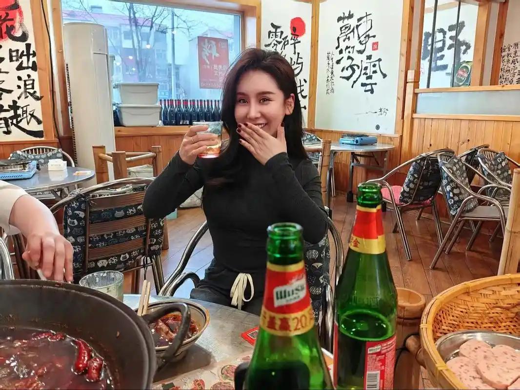 为啥得防着女朋友和别的男人喝酒？
一、男人最懂男人心思
男生主动约女生喝酒，基本