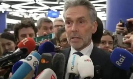 这一回中国可真要杀鸡给猴看了。
 
中国这次可能真要动手了，对象是荷兰，为啥是它