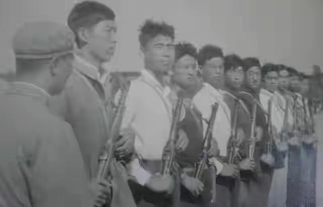 1951年，一队“解放军”来到了福建省的赵厝村。只见他们一路上唱着革命歌曲，浩浩