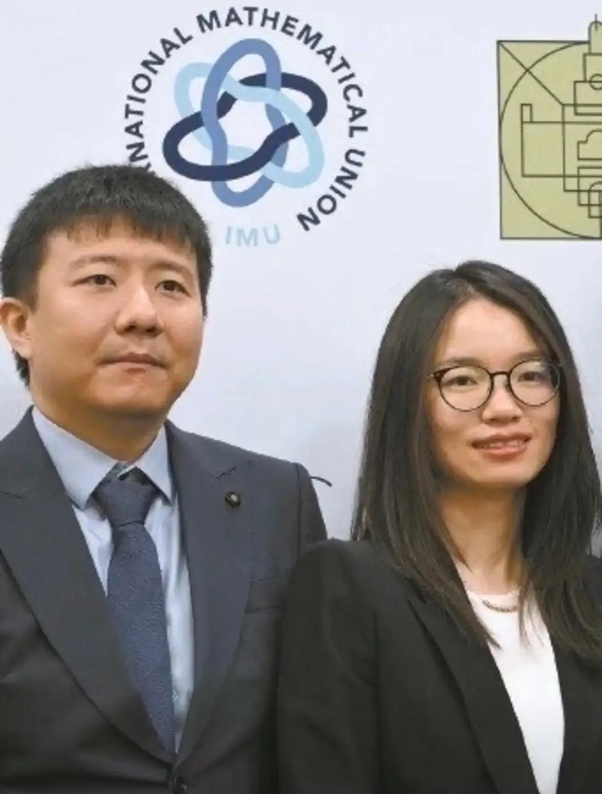当下舆论场上最尴尬的，莫过于王虹与邓煜。
选择回国，会有不同声音议论；留在海外深