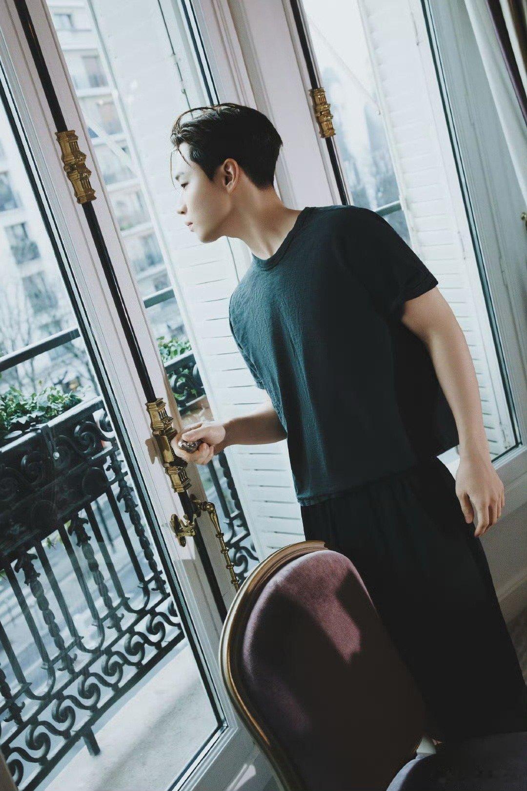 刘宪华起床后这段是我能看的吗 刘宪华这段“起床纪实”也太好玩了！一边是没整理的床