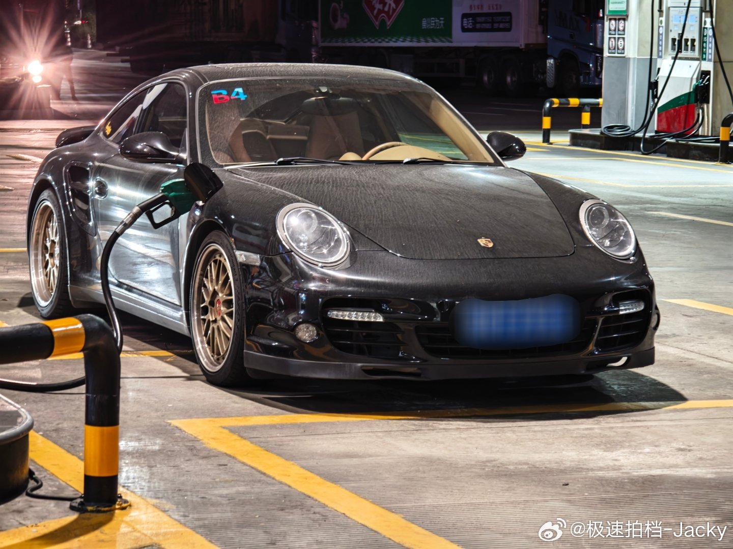 性能车有两种，一种是好的，一种是有性格的。911 是属于那种，又好又有性格的[d