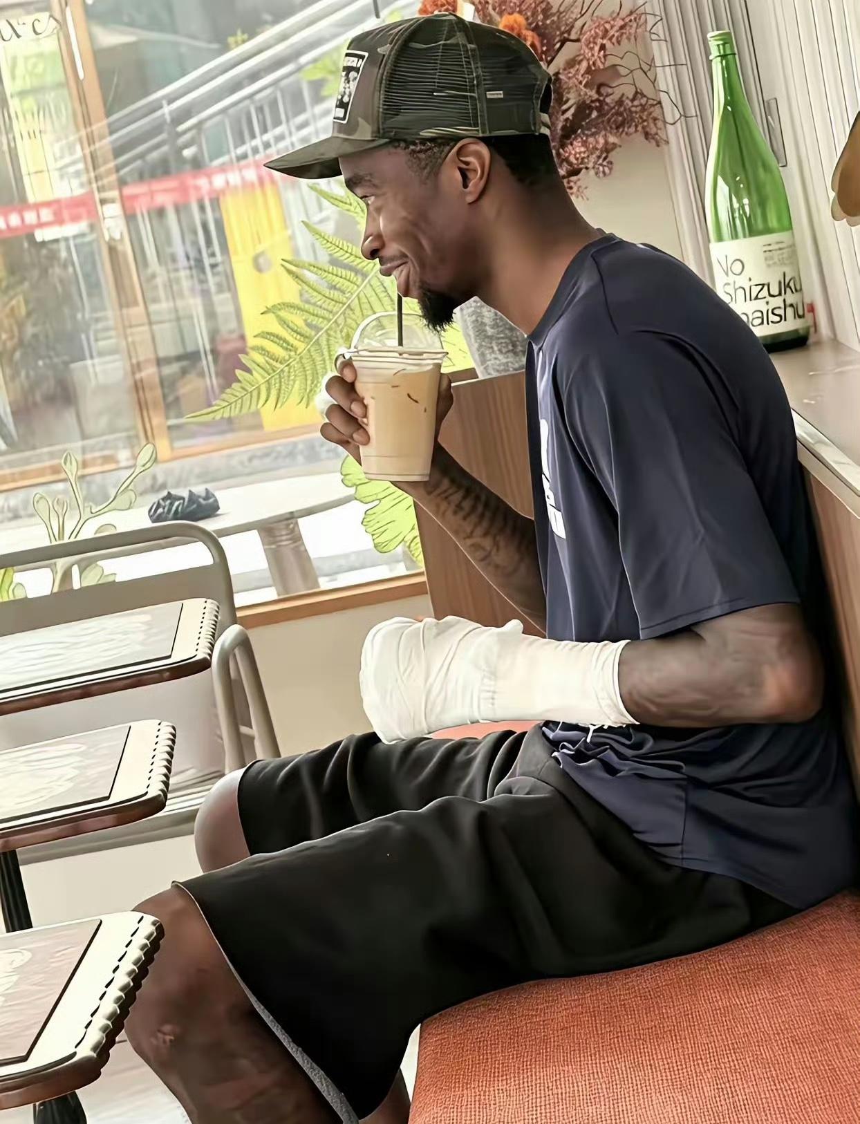 广东宏远男篮外援萨姆纳手臂受伤将缺阵新赛季第一阶段比赛，原外援特雷·伯克或暂时顶