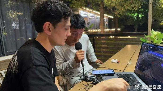 余文乐也在嗑艾热王以太乐哥吃瓜状态完全就是屏幕前的我，围观艾热王以太互动嗑得不亦