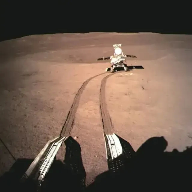 左侧的是我们的，右侧的是印度的。有没有懂光学的朋友，说说为什么印度的右上角远处那