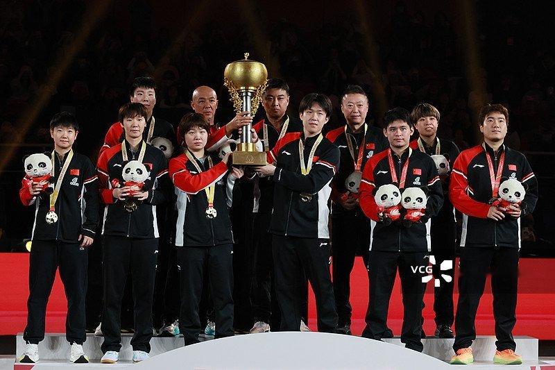 国乒11战全胜夺冠军251207成都混团世界杯颁奖 | VCG国乒8比1日本队