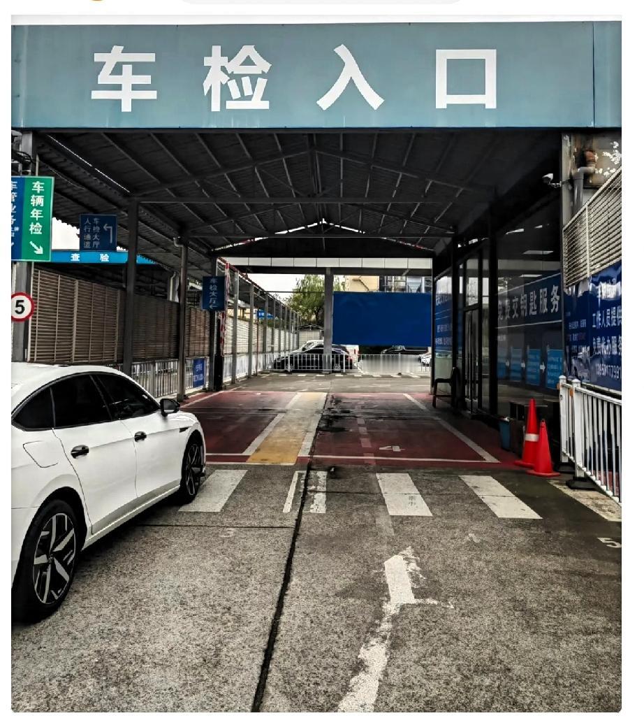 车龄超15年真不能开了吗？我开着一辆06年的老车去年检，检测员一句话让我愣住了