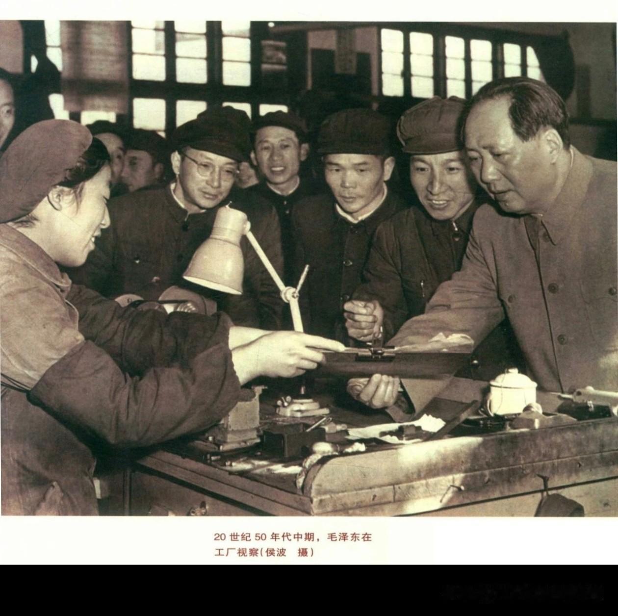 《菩萨蛮· 黄鹤楼》中的最后两句：
把酒酹滔滔，
心潮逐浪高！
端酒洒向长江，为