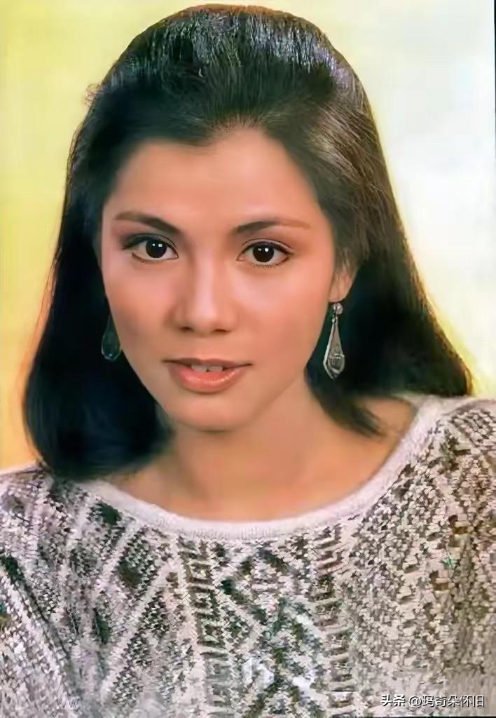 🎆一张图，一个翁美玲。
1984年的她，眉眼藏着星光。
褪去戏服，是最动人的少