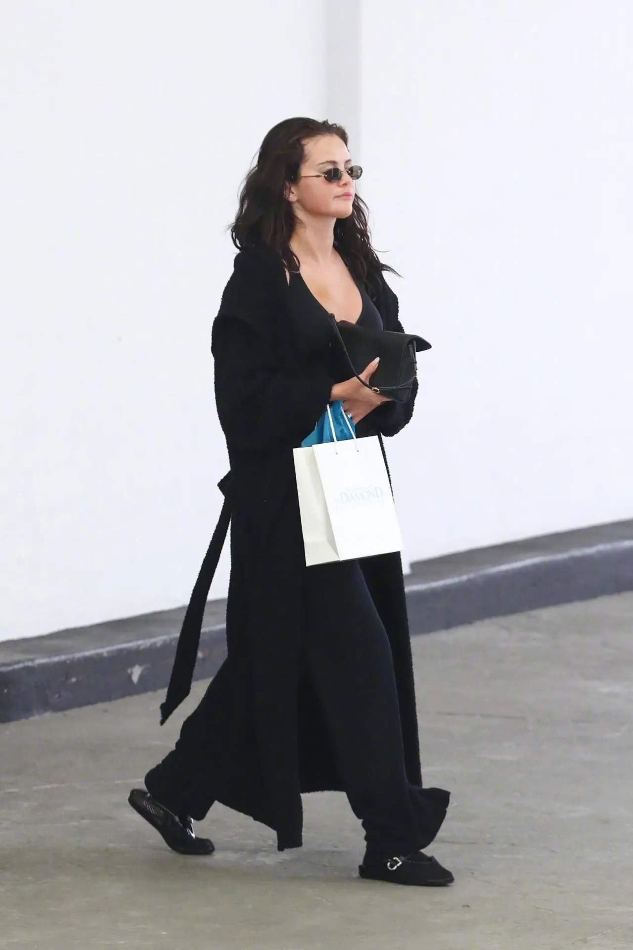 现身比佛利山庄做完美容护理后离开的赛琳娜·戈麦斯，一身黑，配搭Valentino