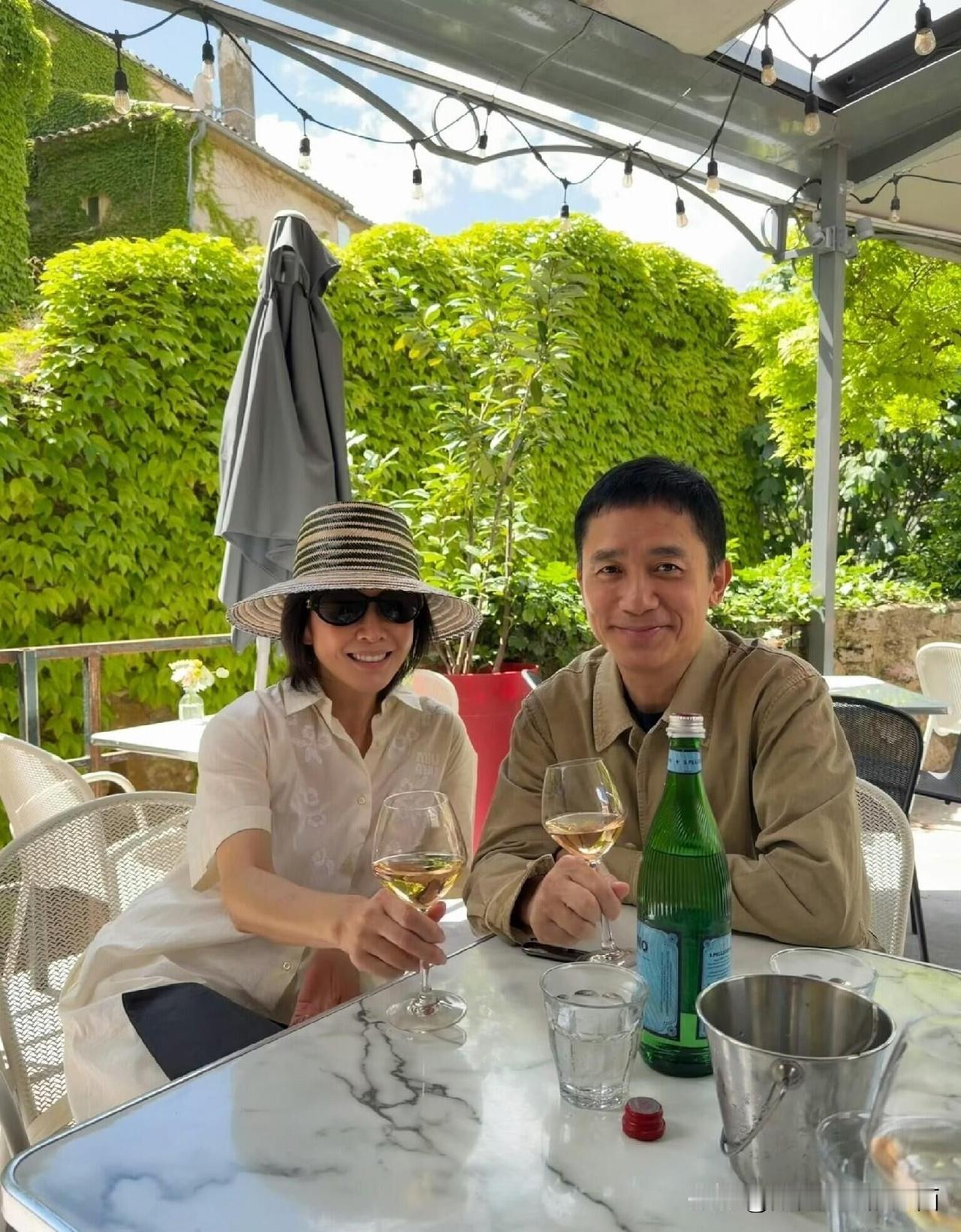 他们60多岁了还这么有气质，依旧是帅气美丽，岁月从不败美人，这样的刘嘉玲站在那就