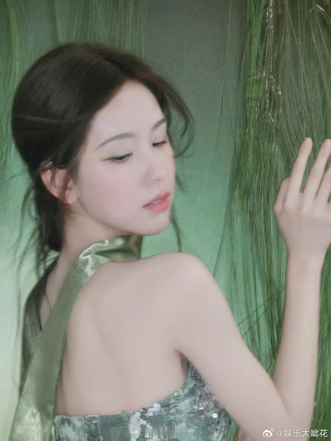 陈都灵周翊然翘后平番陈都灵周翊然翘楚排名不分先后 陈都灵周翊然平番 看似排名不分