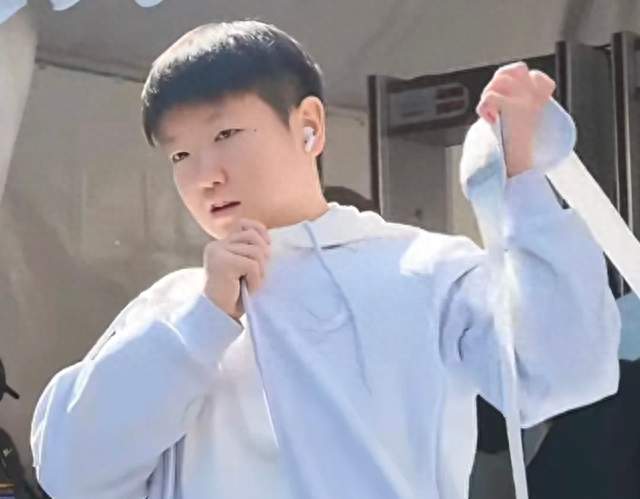 孙颖莎剪了“小丸子头”抵达首钢园！混双退赛，女单还在