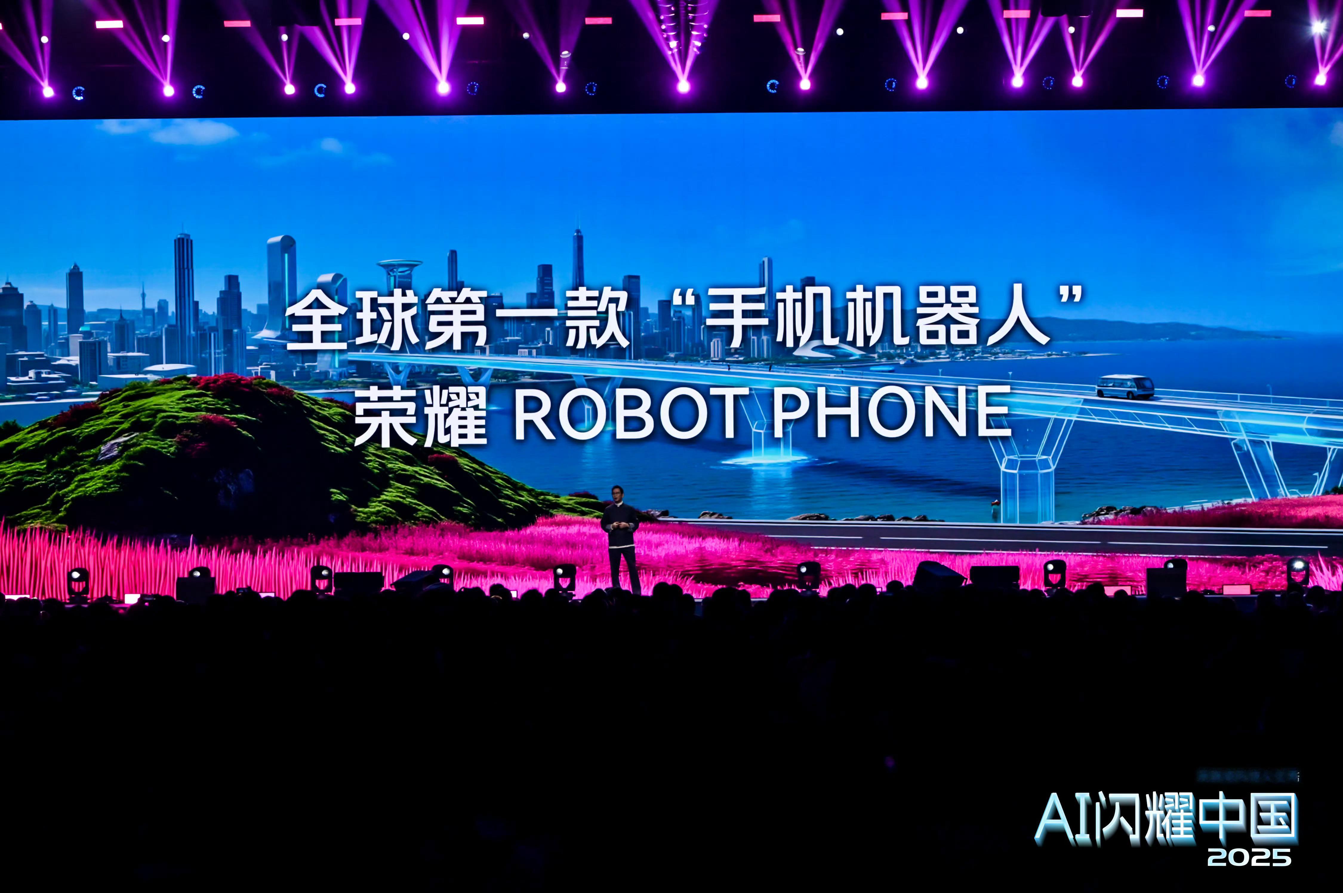 荣耀“未来形态”手机ROBOT PHONE官宣明年3月上市。不过我现在就已经迫不