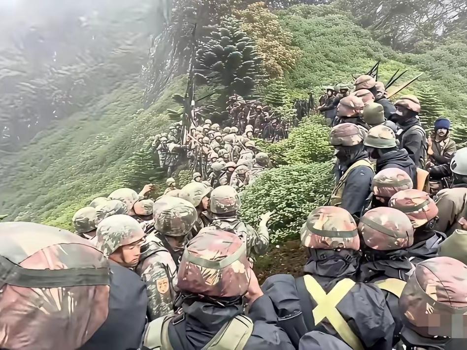 想起以前中印边境士兵藏南方向的对峙，双方又是各拿着木棍、铁棒，在九国联军来挑衅找