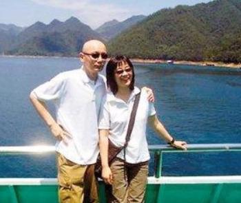 1995年，葛优拍戏赚了350万，把钱全部交给了妻子贺聪。谁知贺聪转身就在北京买