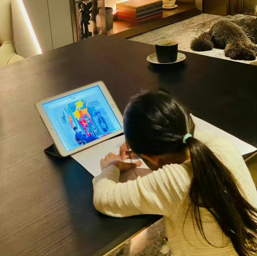 女儿正在画爸爸