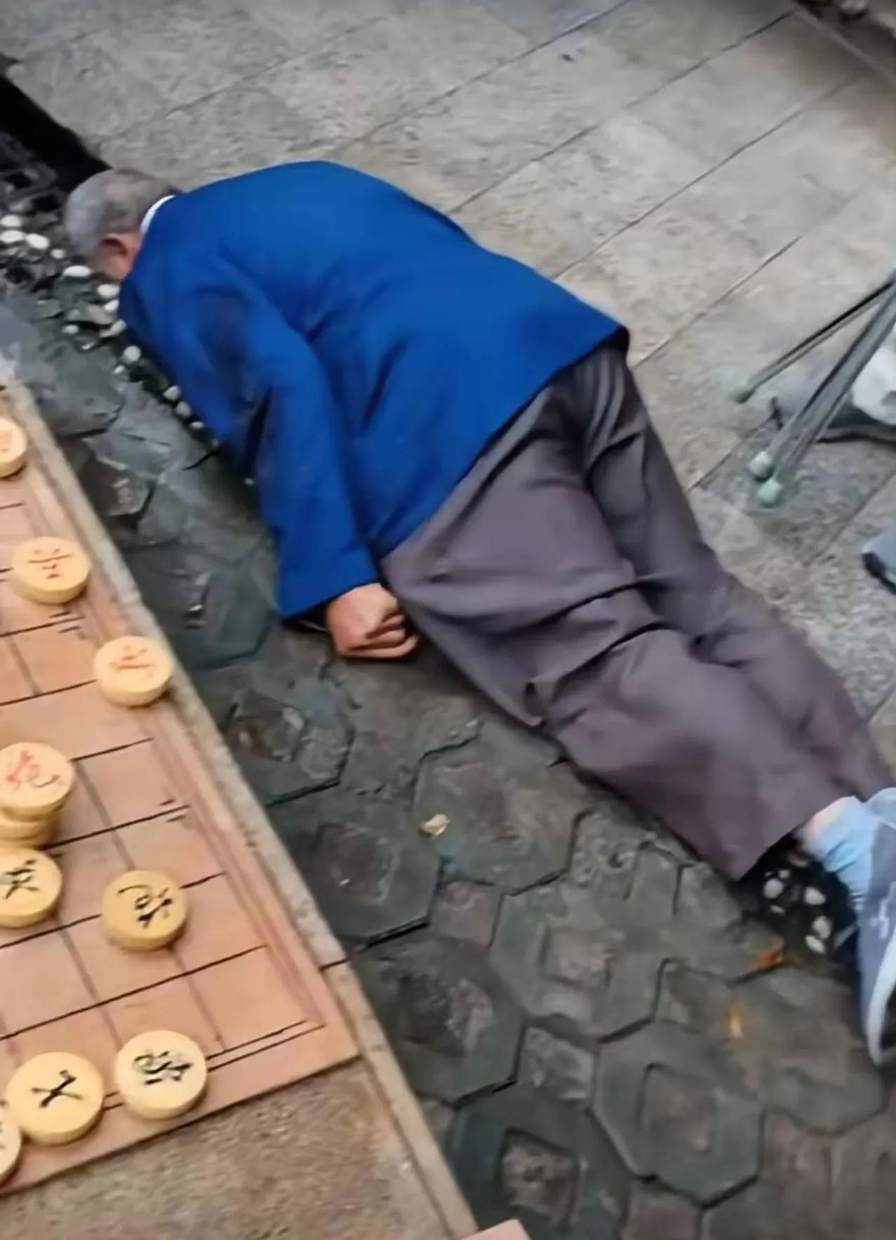 遇到摔倒的老人还敢不敢扶?
豆包的回答可行吗？
可是遇到倔强的家属光纠缠扯皮也耗