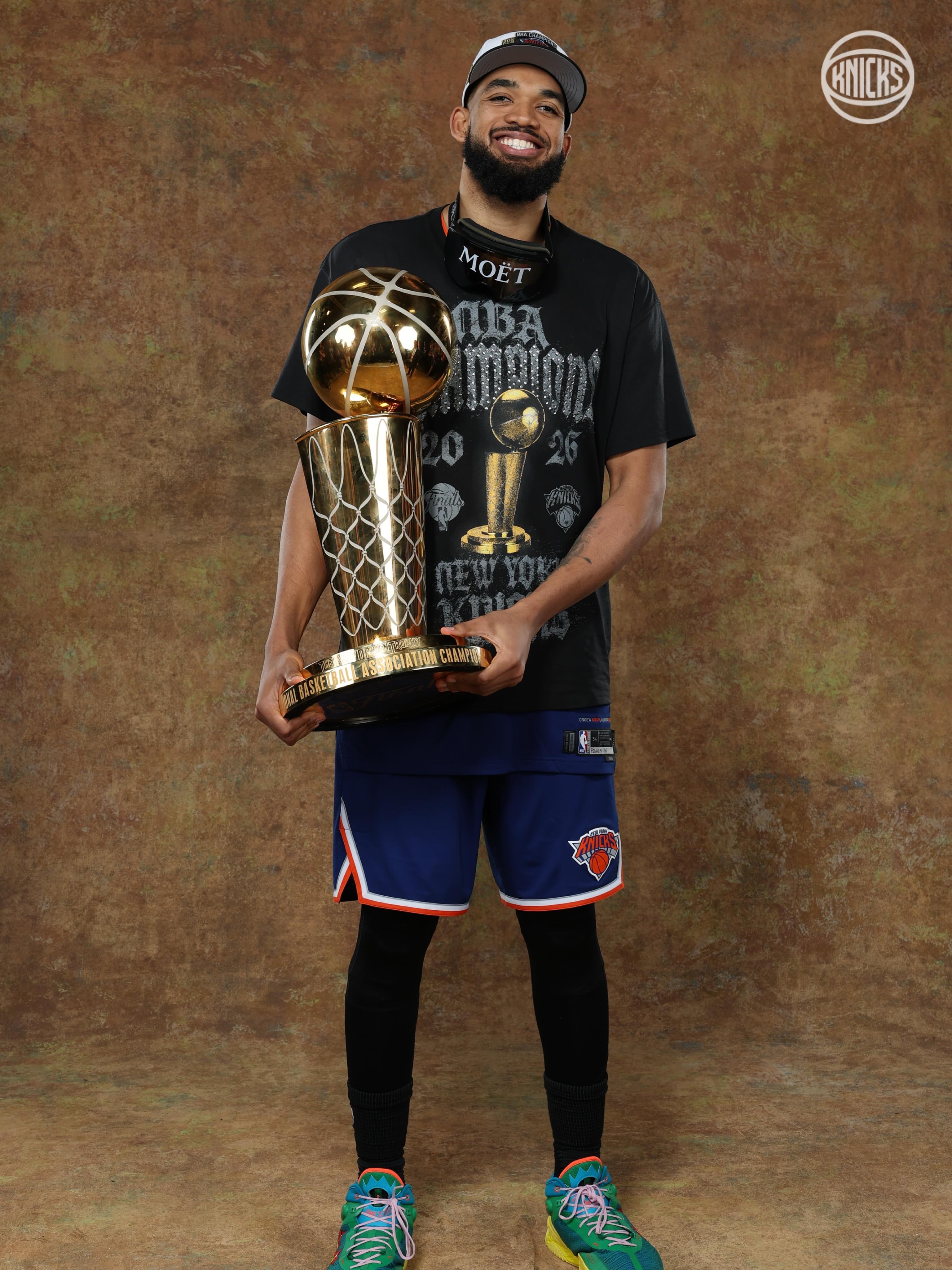收图啦！NBA官方晒尼克斯全队总冠军定妆照！🏆 
