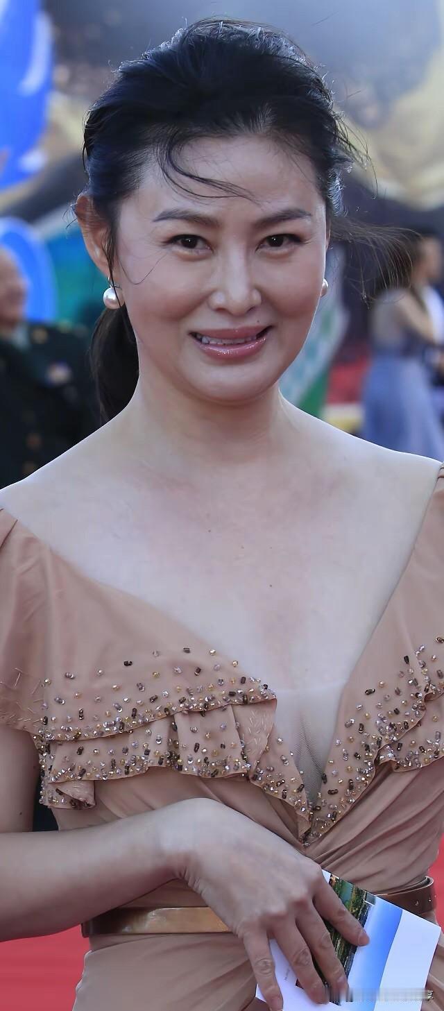 这位女演员年轻的时候貌美如花，人见人爱，美丽又大方，现在年龄大了颜值没有之前那么